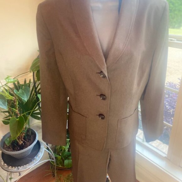 Collections by Le Suit Brown Jacket and pant Suit, size 14 - Picture 2 of 9